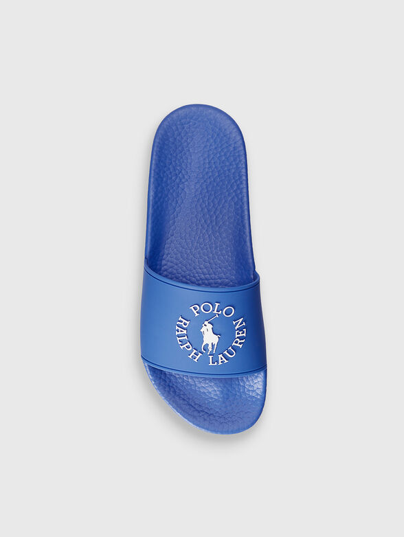 Blue beach shoes with embossed logo - 4