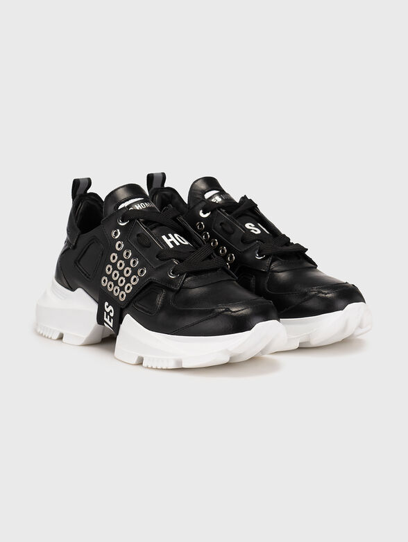 Sports shoes with eyelets - 2