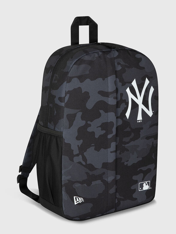 Backpack with contrasting logo - 3