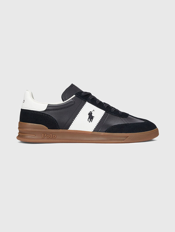 Sports shoes with contrasting details - 1