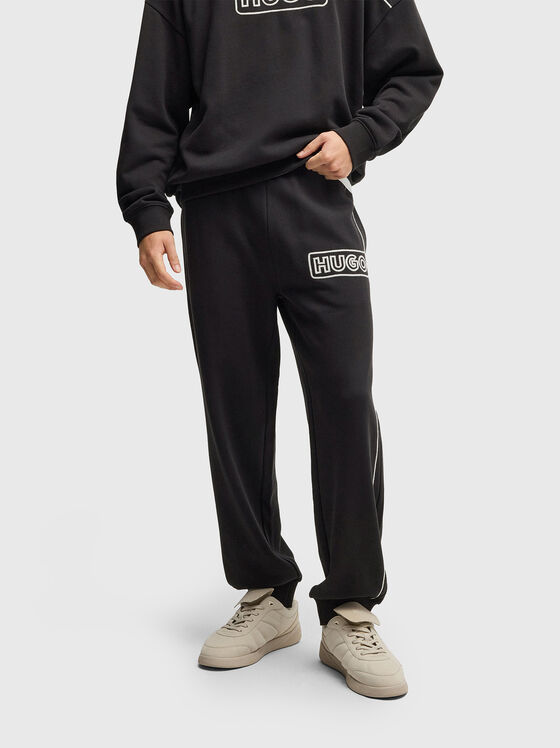 Pantaloni sport cu broderie contrastantă - 1