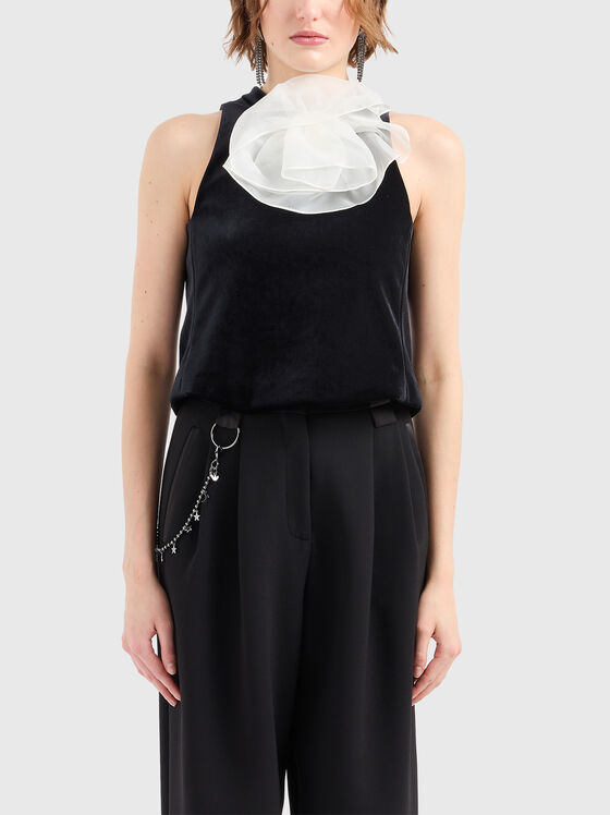 Top cu broșă organza florală - 1
