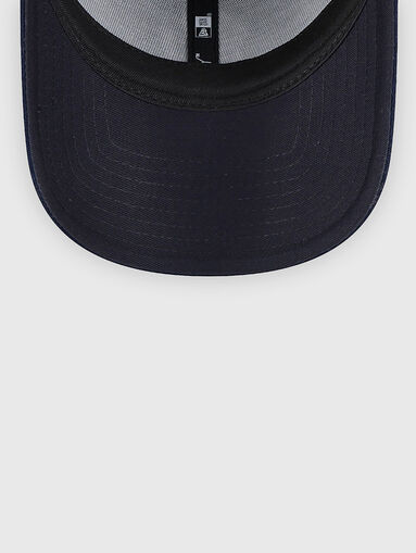 Dark blue hat with visor and contrasting logo - 5