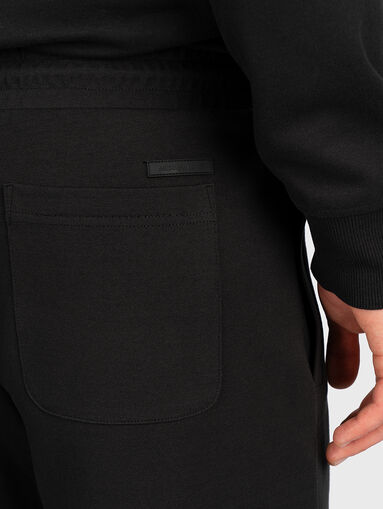 Black shorts with contrasting logo print - 3