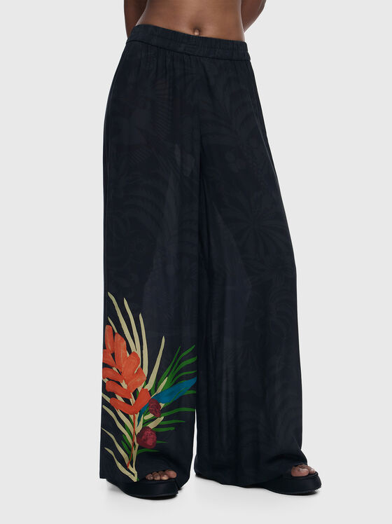 Pantaloni cu talie elastică și imprimeu tropical - 1
