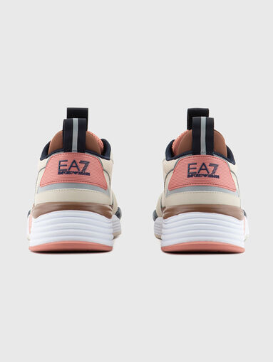Sports shoes with logo accent - 3
