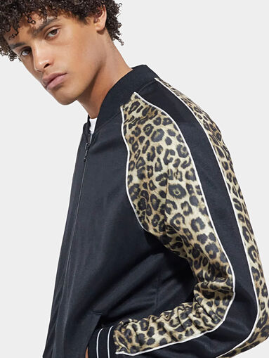Animal print sweatshirt with zip - 4