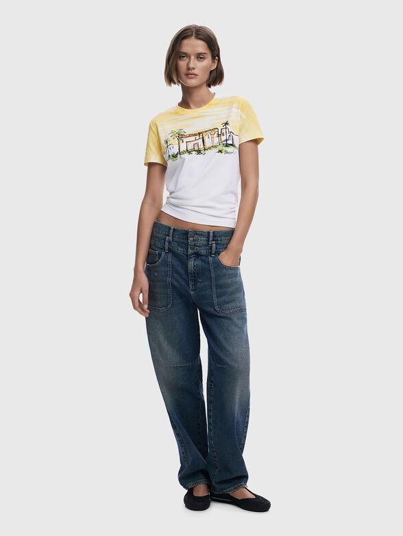 White T-shirt with oval neckline and print - 2