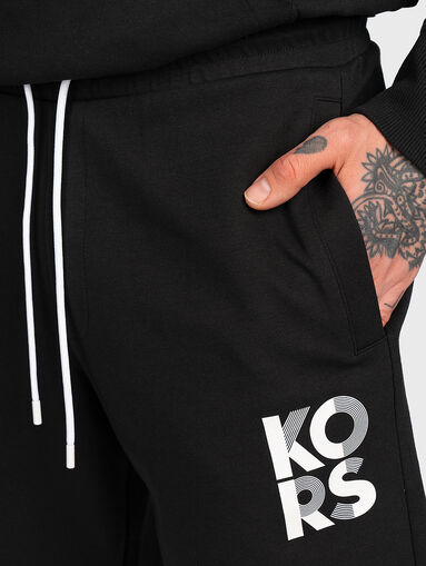 Black shorts with contrasting logo print - 4