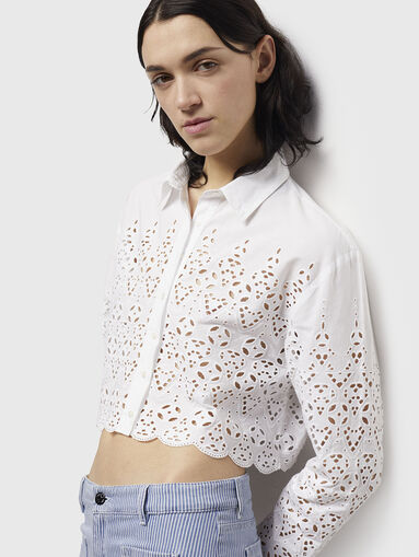 Short white shirt with broderie anglaise - 5