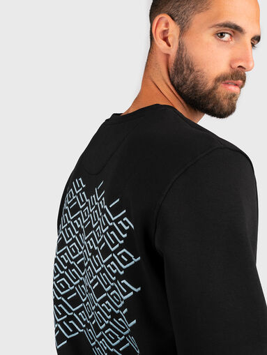 Sweatshirt with contrast print on the back - 3