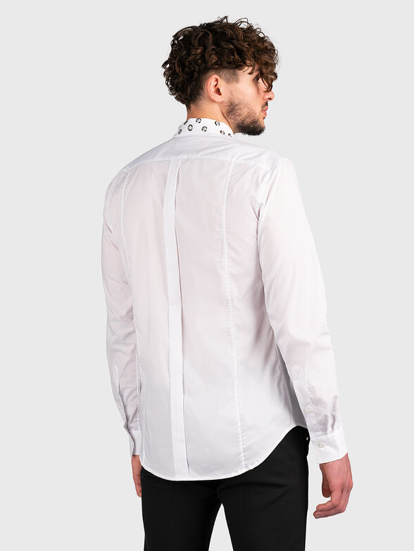 Shirt with accent eyelets on the collar - 3