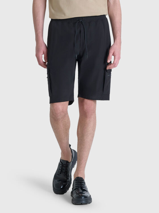 Pantaloni scurți sport cu buzunare de accent - 1
