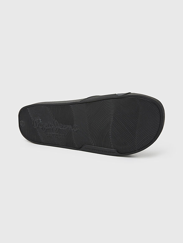 Beach shoes with logo accent - 5