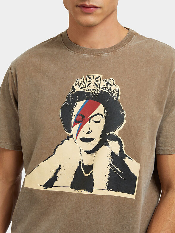 QUEEN T-shirt with print in beige - 4