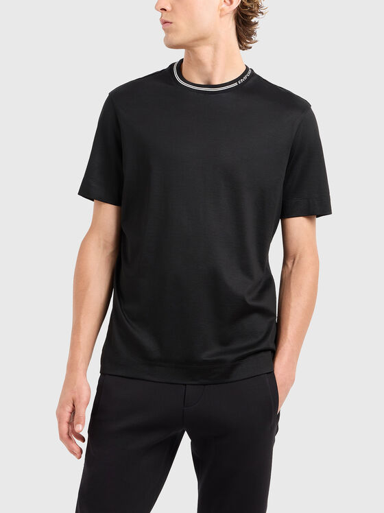 Tricou cu decolteu oval și logo - 1