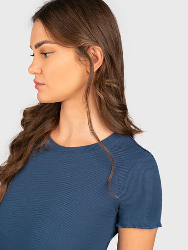 CARA blue cropped T-shirt in stretch rips - 5