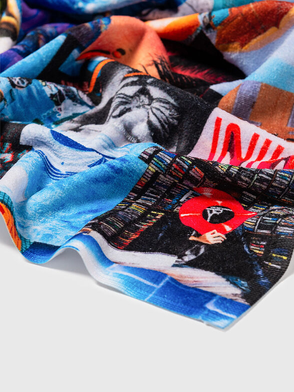 Beach towel with multicolour print - 4