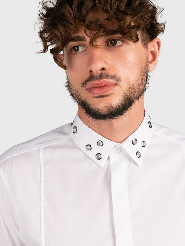 Shirt with accent eyelets on the collar - 6