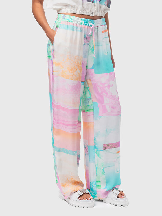 Pants with wide legs and print - 1