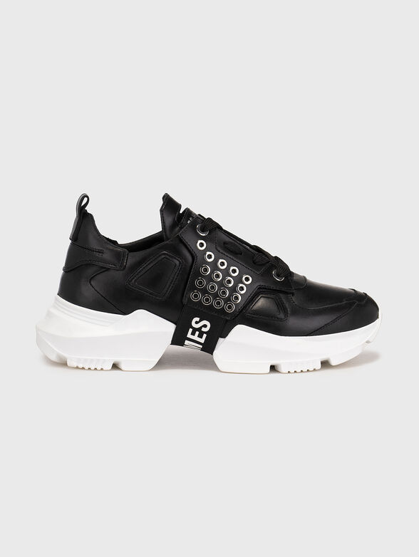Sports shoes with eyelets - 1