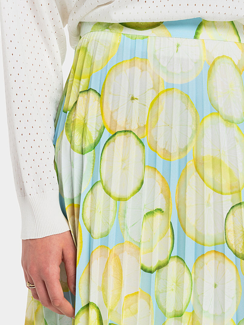Pleated skirt with accent print - 3