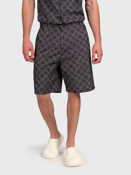 Shorts with contrasting print