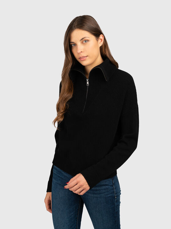 Pulover cu logo cu pretricele aplicate - 1