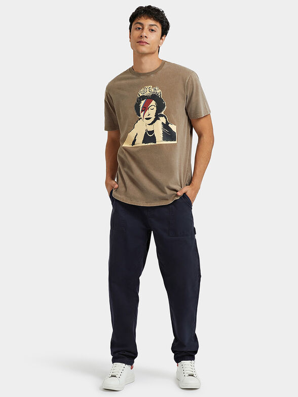 QUEEN T-shirt with print in beige - 2