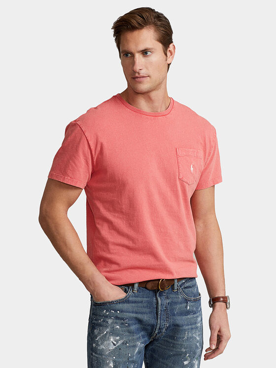 Tricou cu buzunar și broderie logo de culoare coral - 1