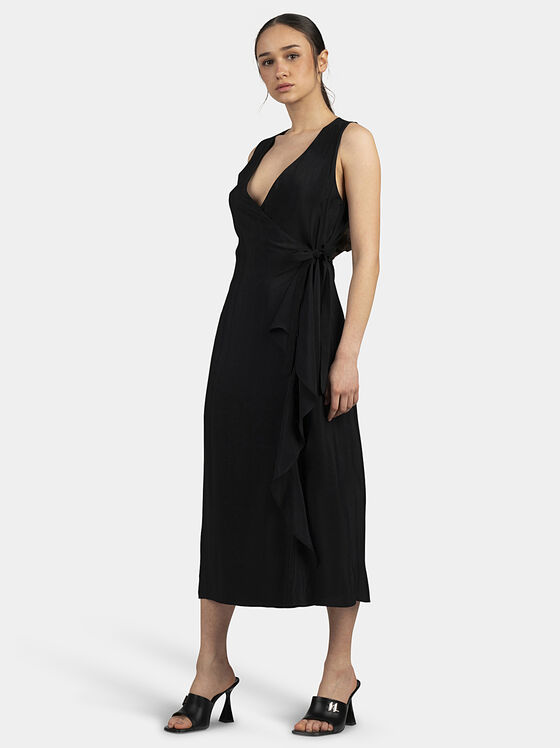 Rochie neagră elegantă cu decolteu în V - 1
