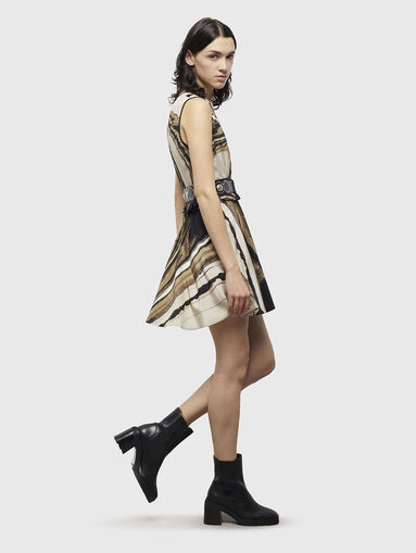Short dress with V-neck - 4