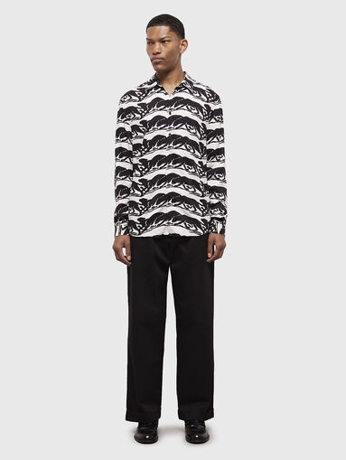 Short sleeve shirt with contrast print - 4