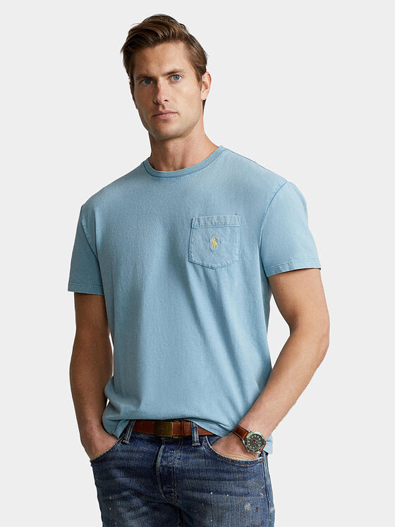 Tricou albastru deschis cu logo și buzunar contrastant - 1