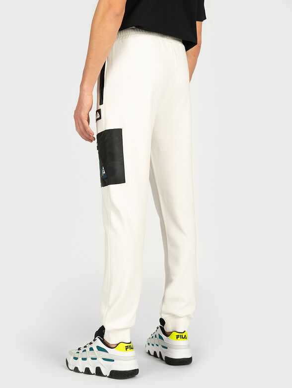 Sports pants with contrasting pocket - 4